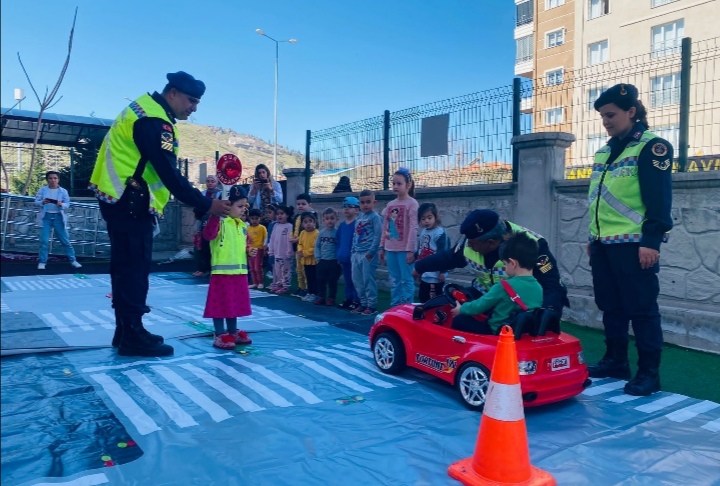 Kayseri Jandarma Kreşde Trafik Eğitimi Verdi 