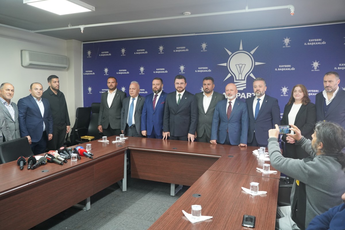 Yeniden Refah Partisi’nden AK Parti’ye Katılan Yeni Üyelere Rozet Takıldı.