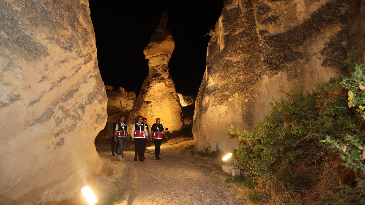 Aslanbay, gece aydınlatılması tamamlanan Paşabağları Ören Yerini ziyaret etti