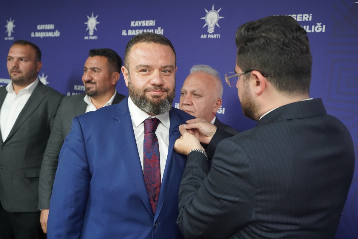 Yeniden Refah Partisi’nden AK Parti’ye Katılan Yeni Üyelere Rozet Takıldı.