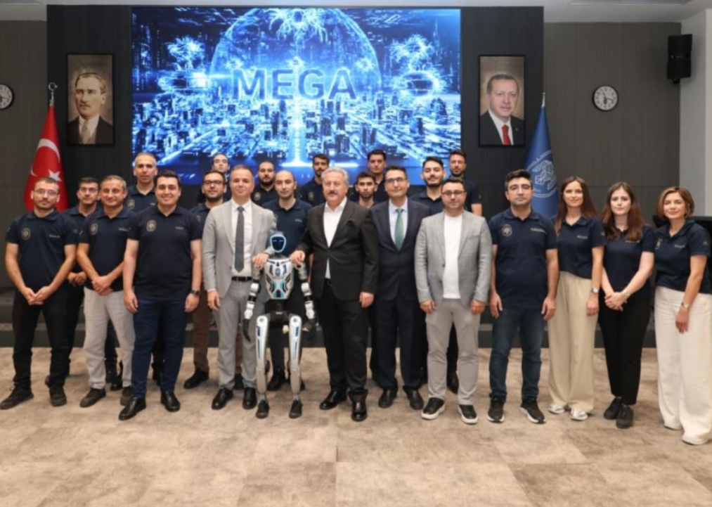 BELEDİYECİLİKTE ÇIĞIR AÇAN HAMLE: İNSANSI ROBOT MEGA BASINA TANITILDI
