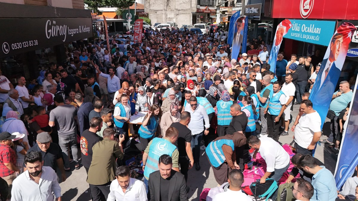 Ülkü Ocakları Kayseri İl Başkanlığından 5 Bin Öğrenciye Kırtasiye Desteği